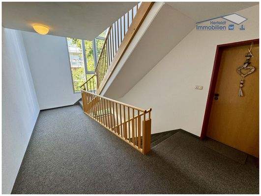 Helles, freundliches Treppenhaus