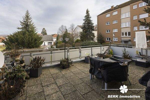 große Terrasse mit Zugang zum Garten