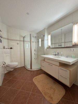 Bad mit Duschkabine, Waschtisch 