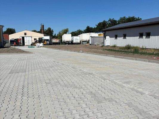 Hof/Parkplätze gepflastert