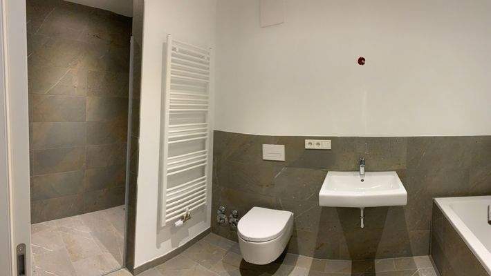 Masterbad mit Dusche und Badewanne