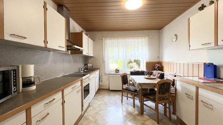 Küche mit Blick in den Garten