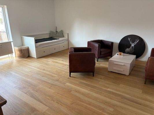 Mit Vollholz-Parkettboden