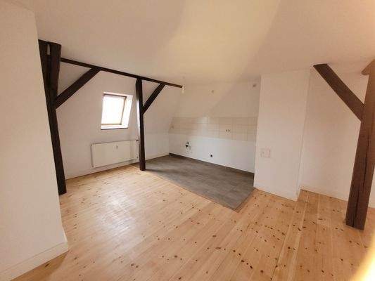 Einblick Wohnbereich mit offener Küche Bild 4