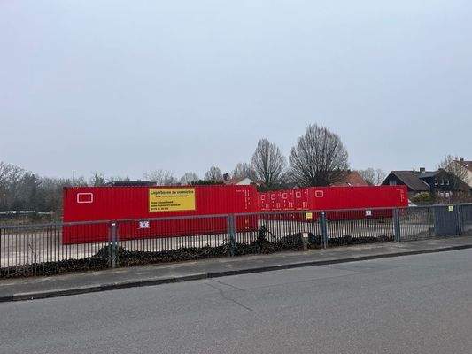 Lagerboxen, Grundstück mit zwei Schiebetoren.