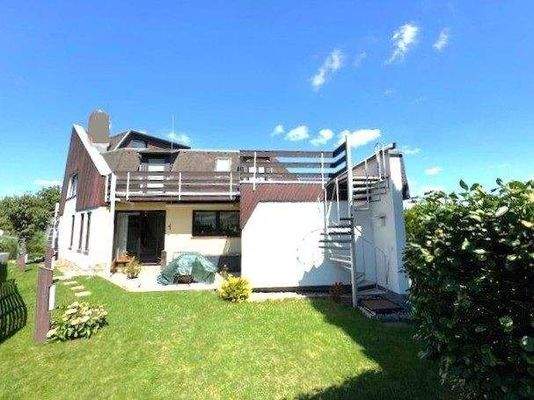 Hintere Hausansicht mit Garten und Terrassen