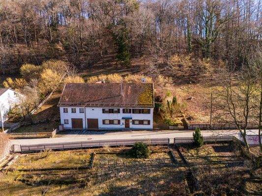 Sicht auf Altbestand mit Ampergrundstück