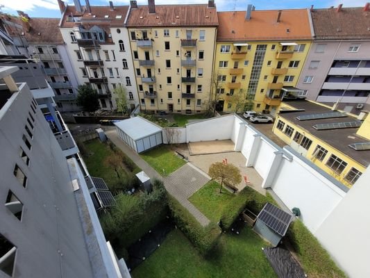 Blick auf die Grünanlage und das Fahrradhaus