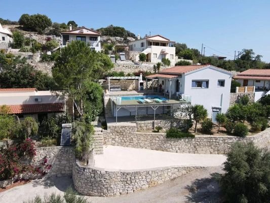 Kreta, Roumeli: Schöne Villa mit Pool zu verkaufen