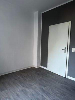 Leeres Zimmer mit Tür