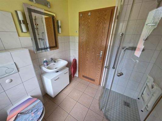 Bad mit ebenerdiger Dusche im EG