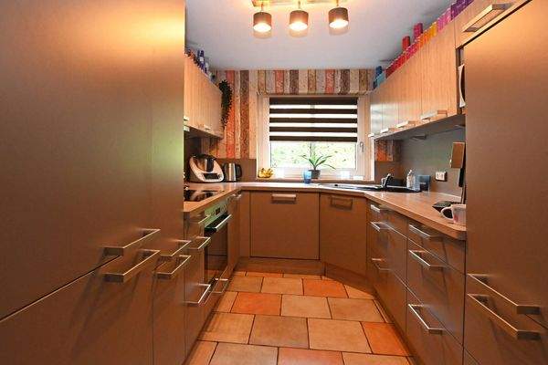 moderne, gut ausgestattete Küche