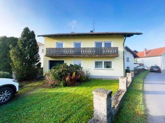 Südostansicht mit Vorgarten und Garagenzufahrt