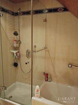 Bad mit Dusche Wanne1