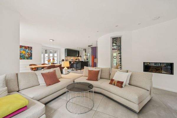 Wohnbereicht mit offener Küche und Kamin