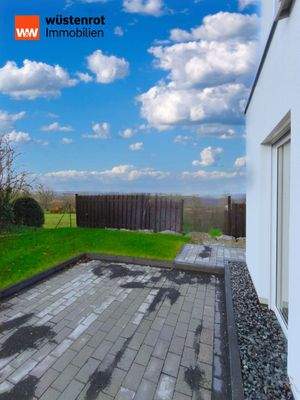 EFH Terrasse und Garten mit Blick
