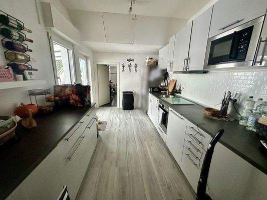 Moderne neue Küche mit Ausgang zur Terrasse & Garten