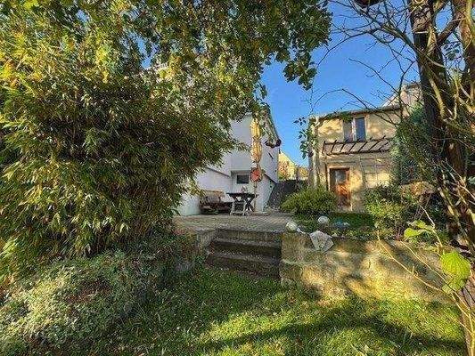 Garten mit viele Grün, Garage mit AR im UG