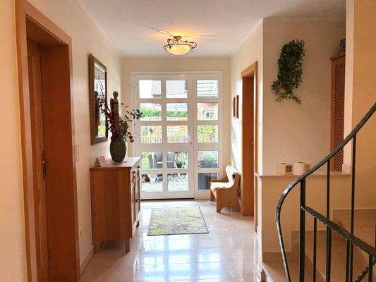 Freundlicher Eingangsbereich mit maximalem Lichteinfall