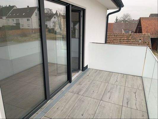 großer sonniger Balkon