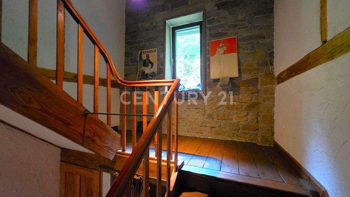 Treppenhaus zu den Wohnungen im OG des Anbaus