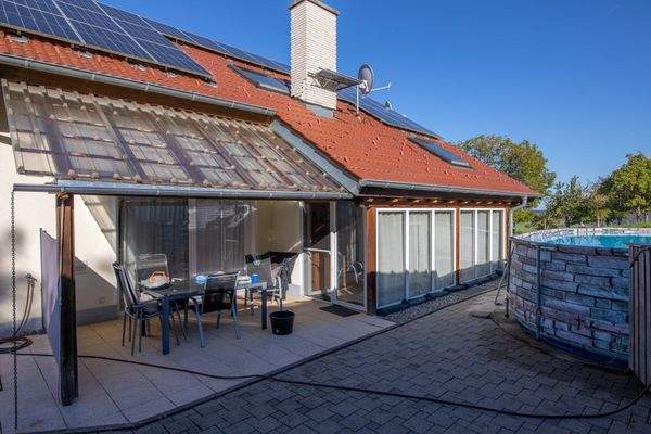 überdachter Freisitz mit Wintergarten