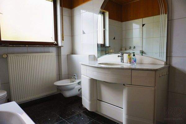 Bad mit großem Waschtisch