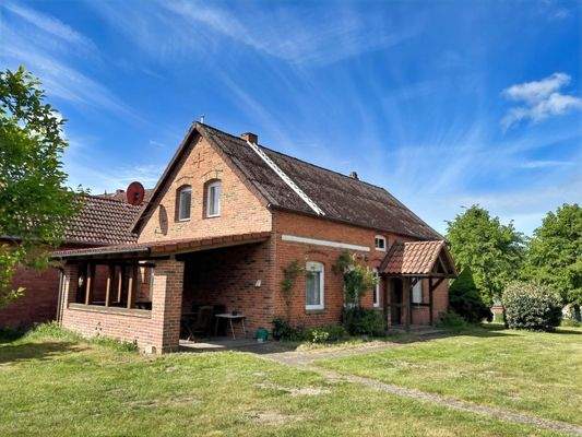 Seitenansicht mit Terrasse