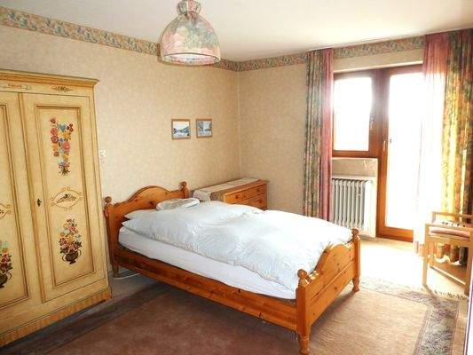 Elternschlafzimmer mit Balkon im OG