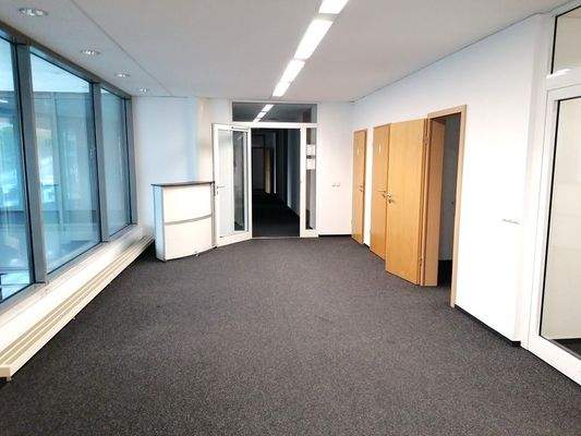 Eingangsbereich mit WC-Anlagen 1