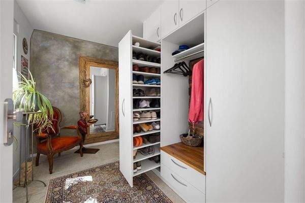 Flur mit ausziehbaren Schuhschrank