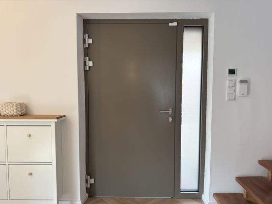 Moderne Sicherheitstür mit chicem Glaselement