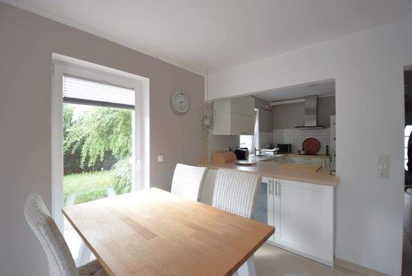 Essbereich mit bodentiefem Fenster