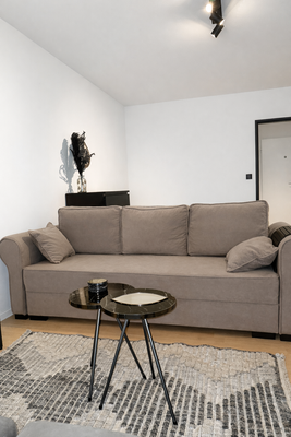 Heller Wohnbereich mit stilvoller Möblierung