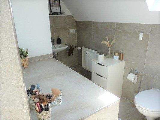 Neuwertiges Bad bei Tageslicht