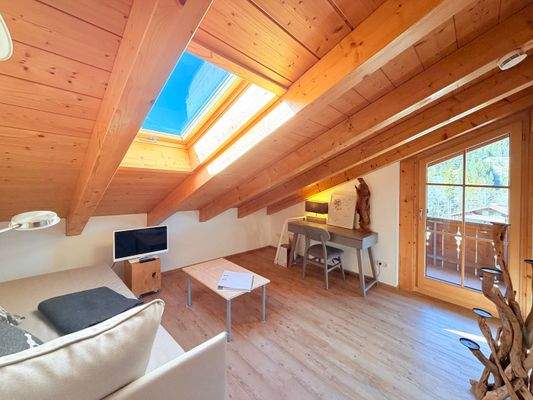 weiteres Zimmer im Dachgeschoss mit Balkonzugang