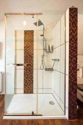 modernisiertes Tageslicht-Bad mit großer, fast ebenerdiger Dusche