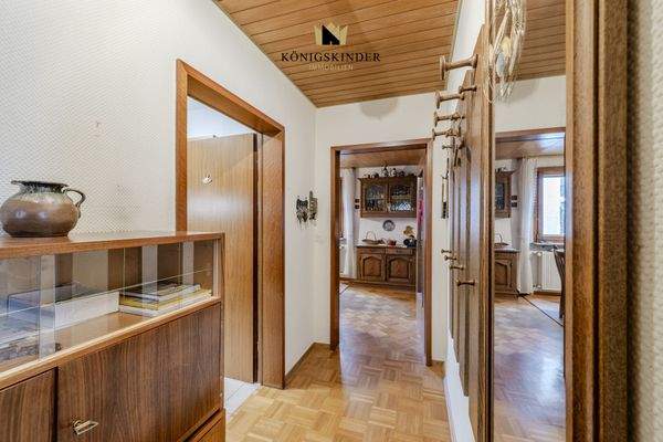 ...durch den Flur...