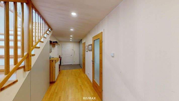 Repräsentatives Vorzimmer mit integriertem Stauraum