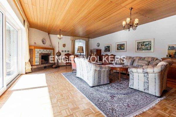 Wohnzimmer mit Kamin und Terrassenzugang