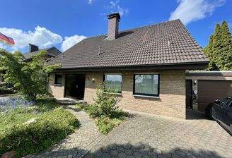 Außenansicht vorne mit Garage