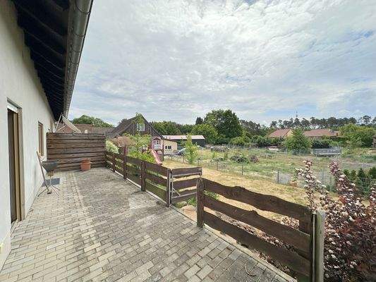 Terrasse mit Gartenzugang im Erdgeschoss