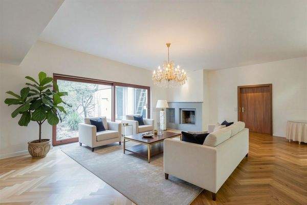 Wohnsaal mit offenem Kamin - Einrichtungsbeispiel