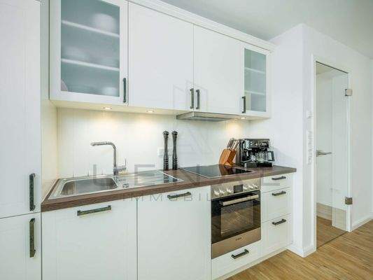 Moderne Einbauküche mit kompletter Ausstattung