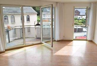 Wohnzimmer mit Balkonzugang 