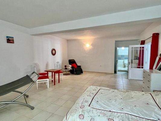 Kreta, Makry Gialos: 4-Zimmer-Erdgeschosswohnung in Strandnähe zu verkaufen