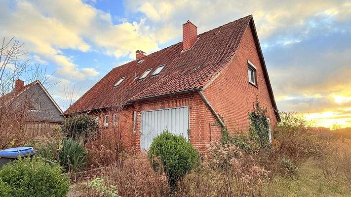 Seitenansicht mit Garage