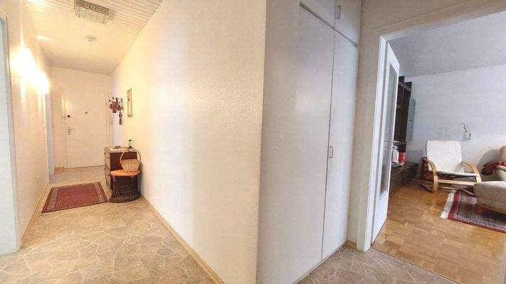 Flur mit praktischem Einbauschrank