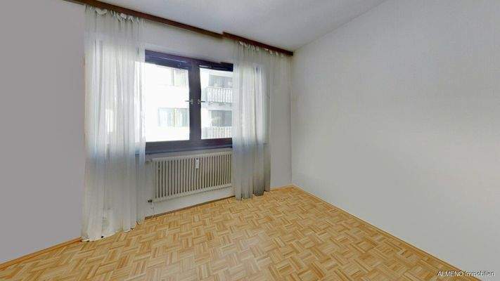 Wohnzimmer mit Parkettboden