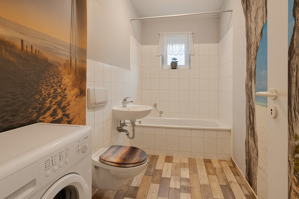 Tageslichtbad mit Wanne